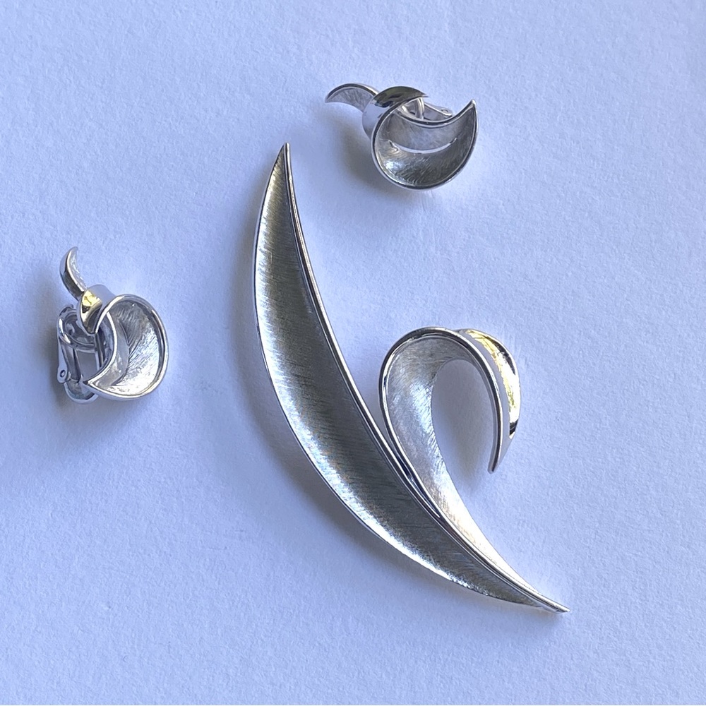 Pristine 1960s Crown Trifari set, 3.5” Silver Leaf Brooch and Clip-On Earrings